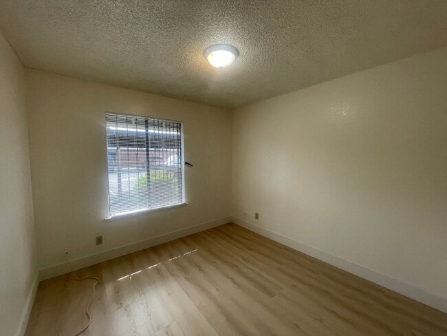 Building Photo - 1221 N Peach Ave