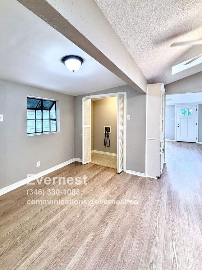 Building Photo - 3-Bedroom, 2-Bath Home with Pool and Conve...