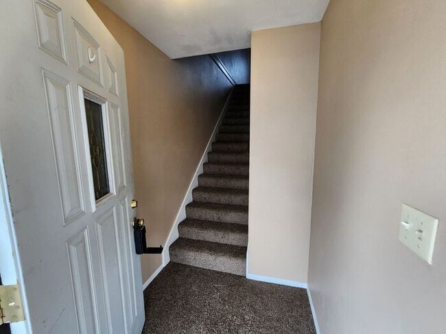 Building Photo - Save Big at Move-In: 50% Off Security Deposit on this 3 bed 1 bath upper unit