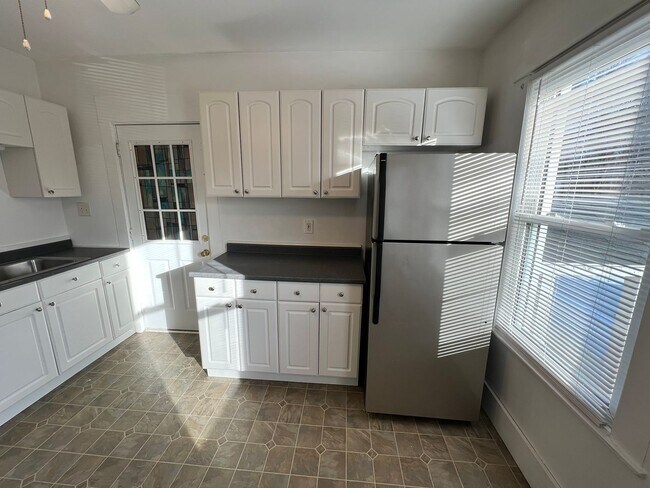 Building Photo - 25-27 Maple St