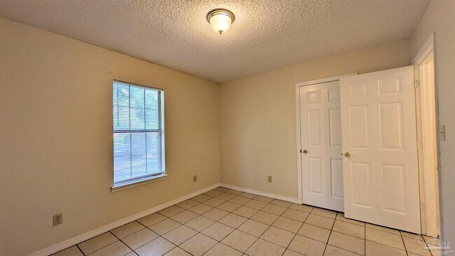 Building Photo - 1485 Pine Ln Dr