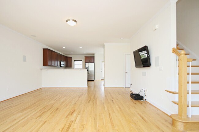Building Photo - Spacious End-Unit Pantops Townhome