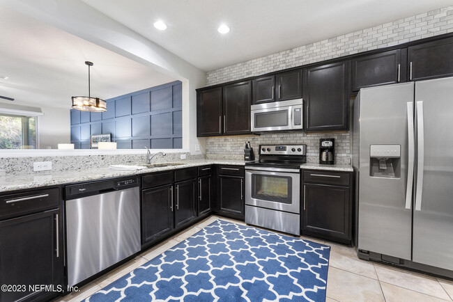 Building Photo - 6867 Roundleaf Dr