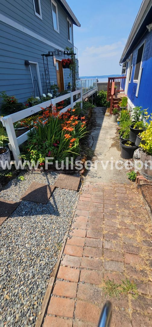 Building Photo - Quiet and charming 1 bedroom 1 bath DS apartment in Redondo Beach house