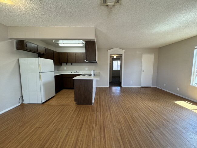 Building Photo - MOVE IN READY 2 Bed, 1 Bath Downstairs Con...