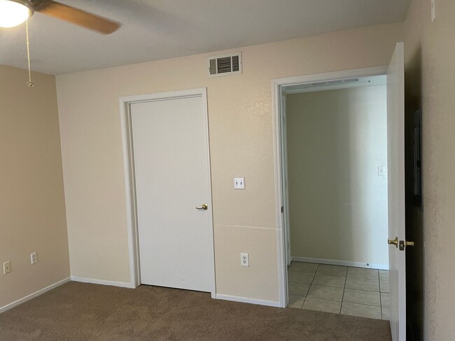 Building Photo - 1 bathroom condo located in the desirable ...