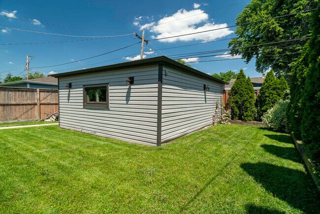 Building Photo - 2537 Willow St