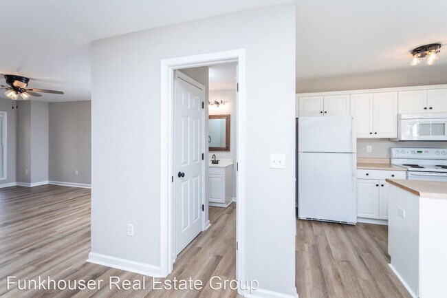 Building Photo - 2 br, 2.5 bath House - 835 Camelot Lane