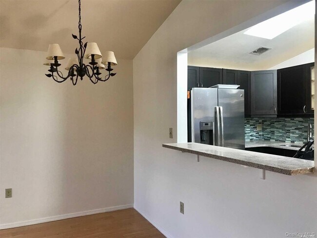 Building Photo - 82-74 Country Pointe Cir