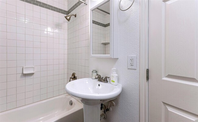 Building Photo - 5420 Avenue Q