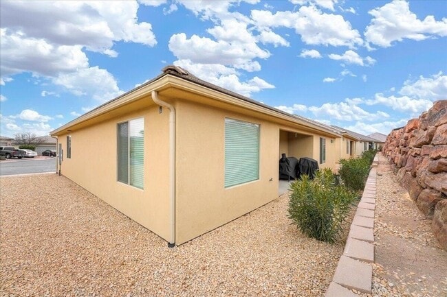 Building Photo - 2261 S Tonaquint Dr