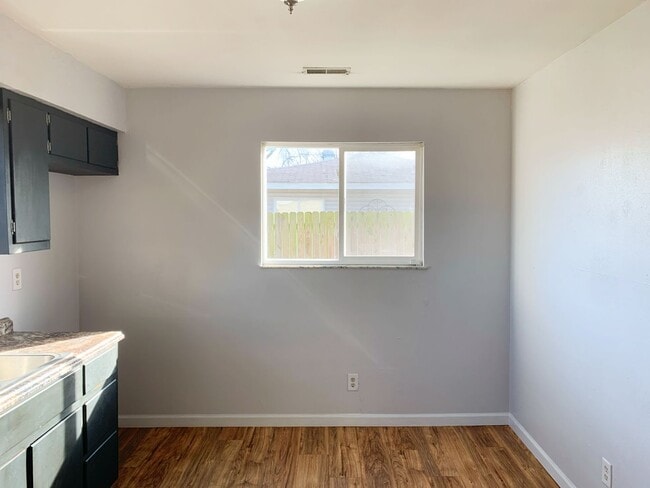 Building Photo - Renovated and Move In Ready...725 Ashland, Mitchell, IL 62040