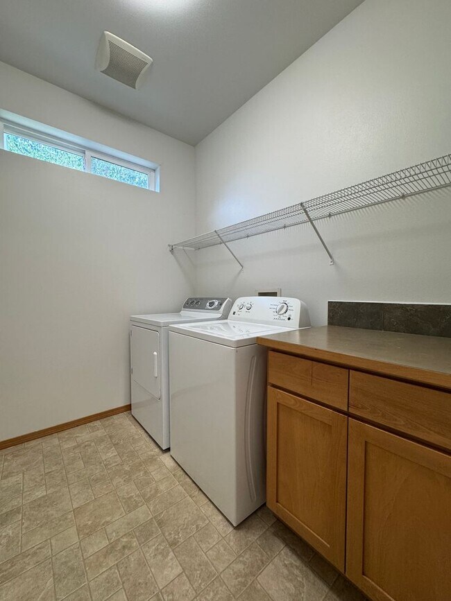 Building Photo - Large 4 Bed Rental in Established Neighbor...