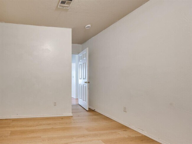Building Photo - 4601 Tinker Rd