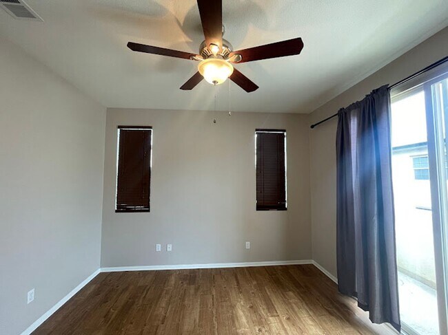 Building Photo - Stunning 2 bed 2.5 bath Solar Powered Town...