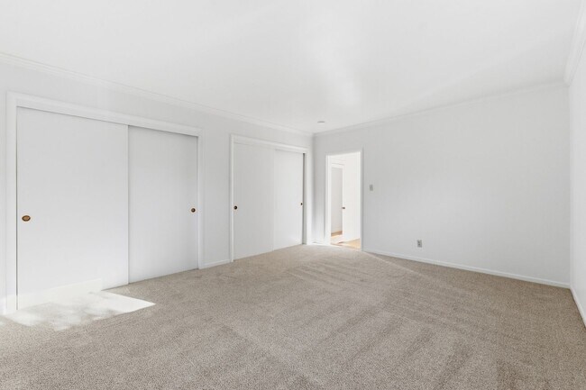 Building Photo - Spacious 2 Bed, 2 Bath Home