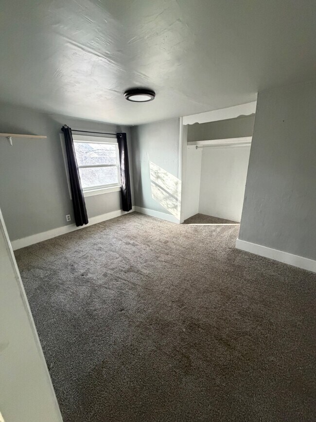 Building Photo - 327 N 400 W