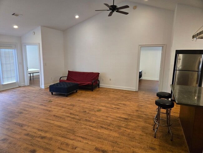 Building Photo - 802 W Longleaf Dr
