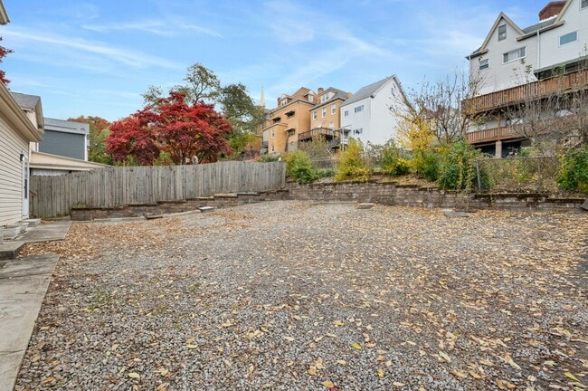 Building Photo - 4 bedroom 2 bath in Mt Washington! Available now!