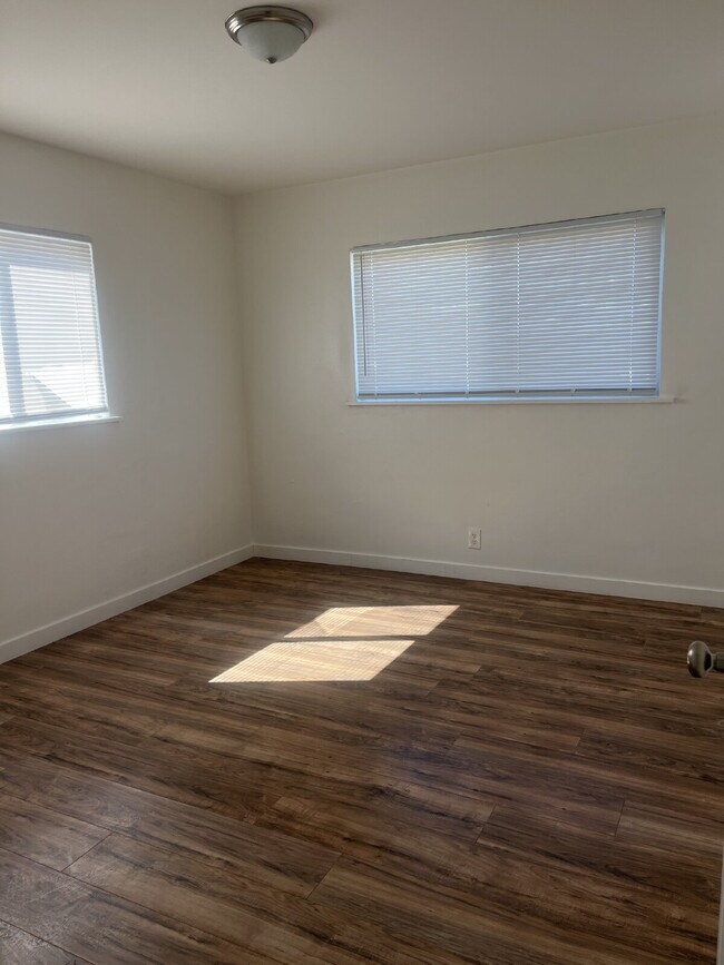 Building Photo - "Charming 2-Bedroom Unit in Oxnard's Heart...