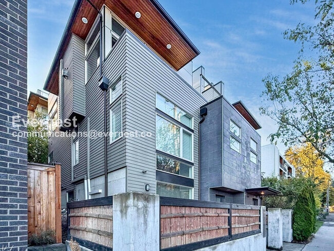 Building Photo - 2618 Eastlake Ave E