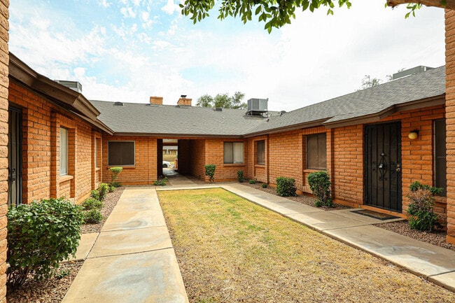 Building Photo - 102 W Concorda Dr