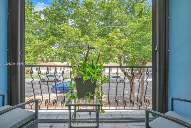 Building Photo - 160 SW 30th Ave