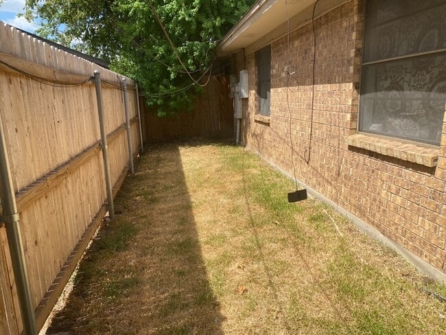 Building Photo - Cozy duplex 2/2/1 in Fort Worth