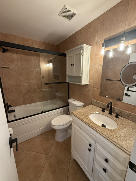 main bathroom with jet tub - 1644 Jackson St