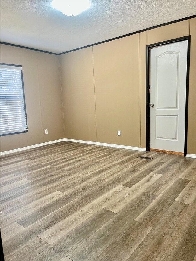 Building Photo - 21411 Russell Dr