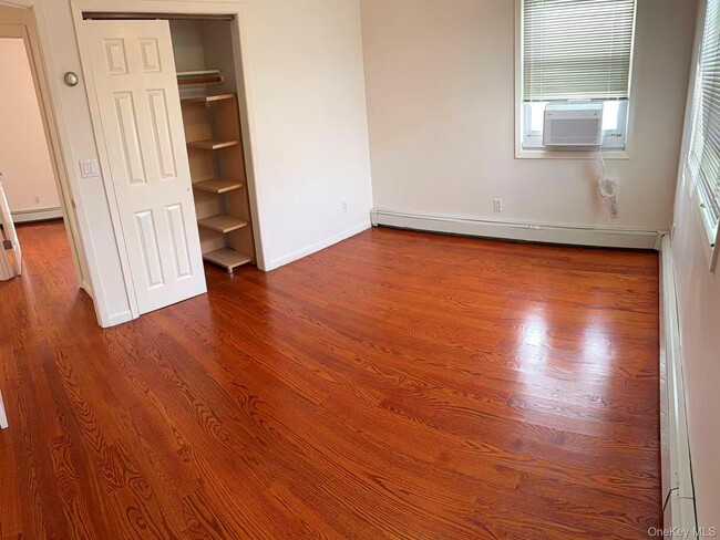 Building Photo - 10 The Spur