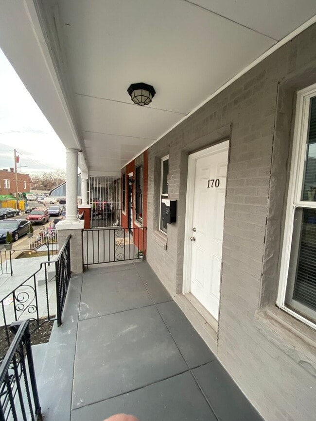 Building Photo - 170 W Thelma St