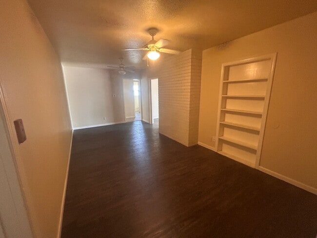 Building Photo - This home is loaded with space and features and Northwest Hanford