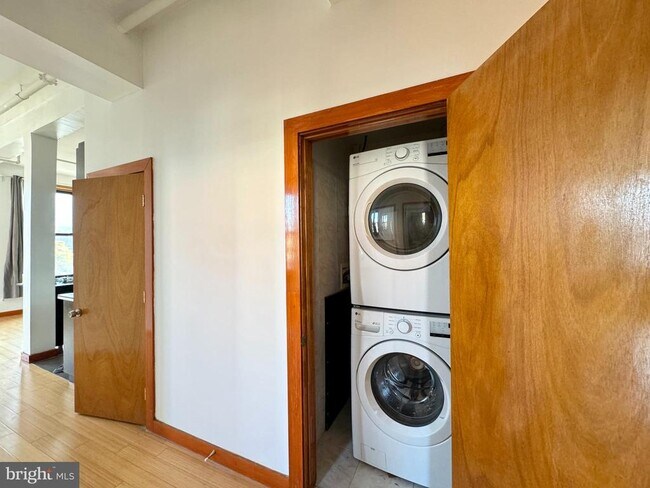 Building Photo - 1301 Vine St