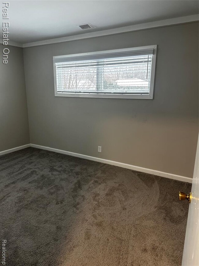 Building Photo - 38 Kenyon Dr