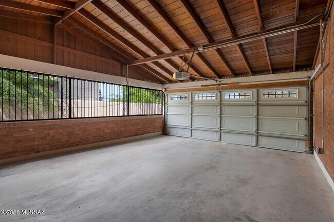 Building Photo - 4312 E Bryn Mawr Rd