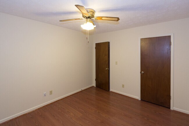 Building Photo - COMING SOON - Spacious 3 Bedroom, 2 Bathro...