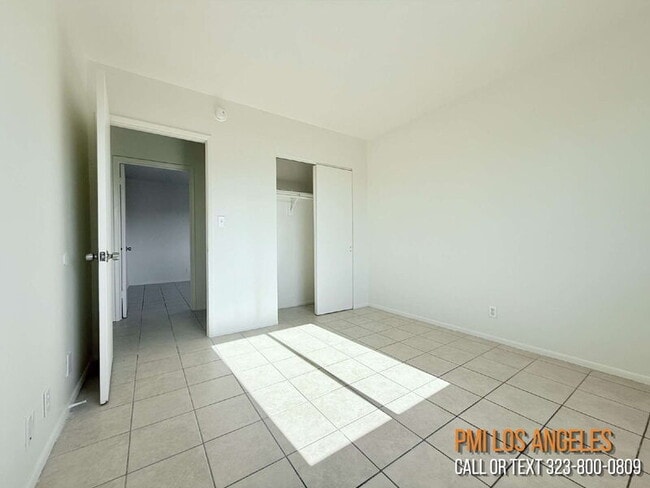 Building Photo - 943 W 68th St