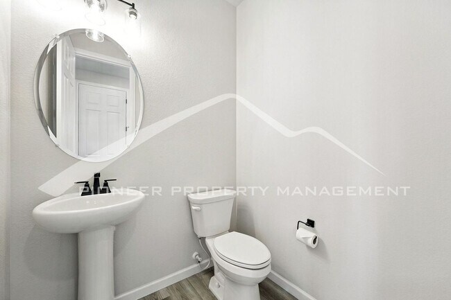Building Photo - Spacious Home with 2-Car Garage and Centra...