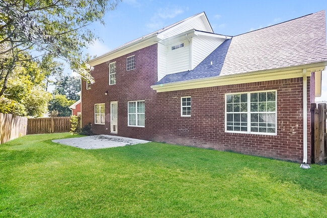 Building Photo - Spacious Five-Bedroom Home