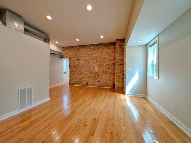 Building Photo - 2048 W Evergreen Ave