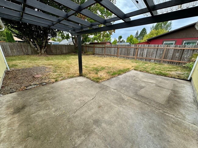 Building Photo - Pet-Friendly House In South Corvallis