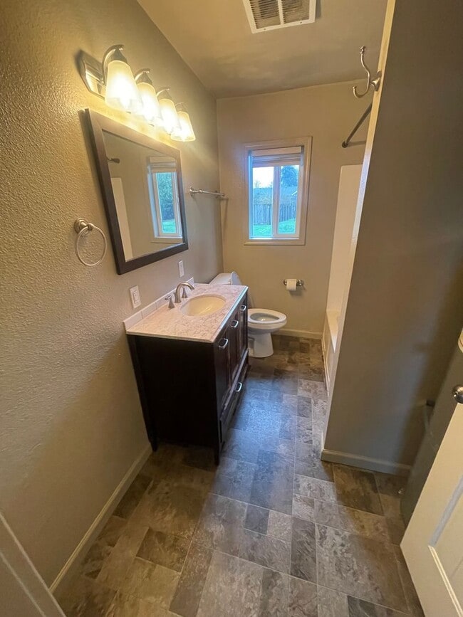 Building Photo - Conveniently Located Charming Pet Friendly Three Bedroom Home With Modern Updates!