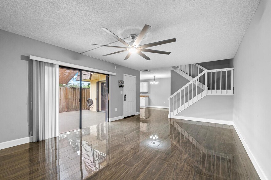 Building Photo - 1015 10th Ct