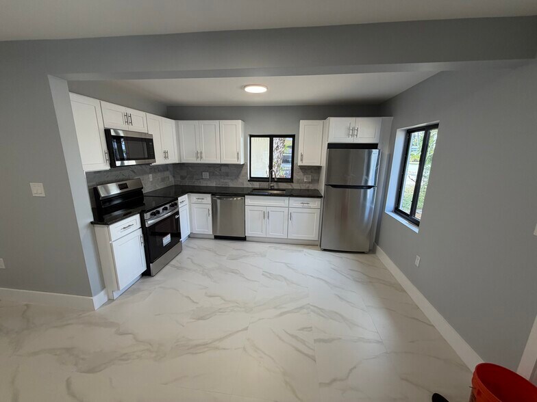 Building Photo - 1456 NE 24th Ct