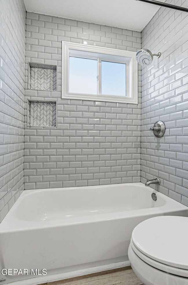 Building Photo - 5713 Creston Ave