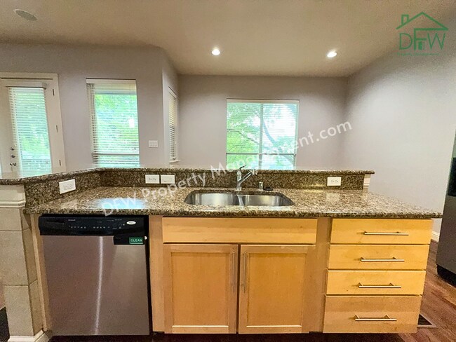 Building Photo - Elegant and Spacious 2-Bedroom Townhome with Rooftop View in Dallas