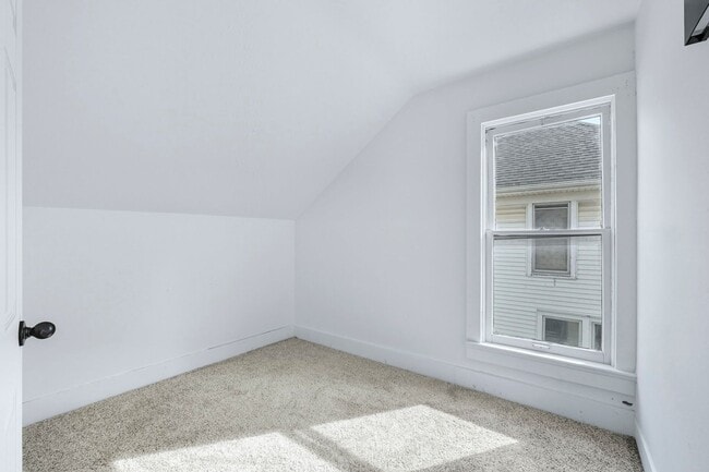 Building Photo - New THREE BED listing in Fort Wayne!