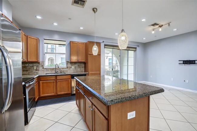 Building Photo - 2938 St Thomas Dr
