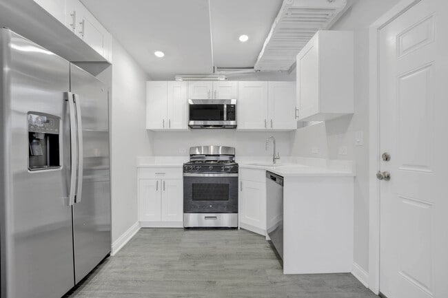 Building Photo - 4454 W Parker Ave